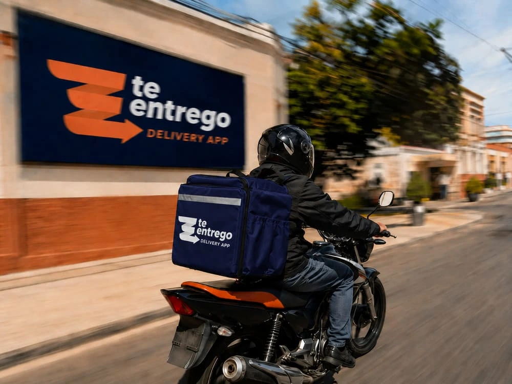 Entregador Te Entrego em ação sobre a motocicleta